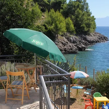 Seaside House For Families With Children Cove Tvrdni Dolac, Hvar - 2057 Дом отдыха Gdinj