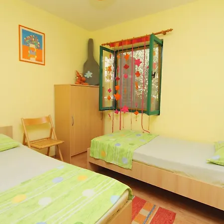 Seaside House For Families With Children Cove Tvrdni Dolac, Hvar - 2057 Дом отдыха Gdinj